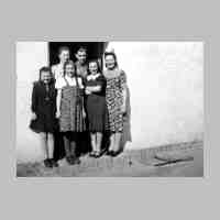 006-0077 Am Tage der Verlobung im Jahre 1941 von Herta  -  Elfriede und Ursel Quednau sind mit im Bild.jpg